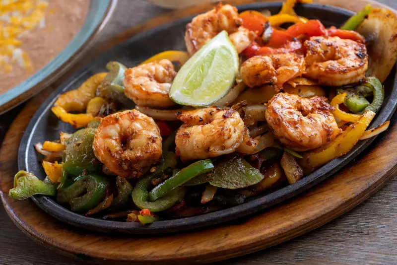 Sizzling shrimp fajitas with peppers, onions and lime